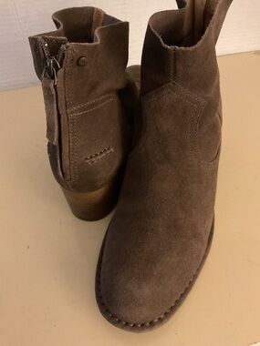 UGG Taupe Chelsea Suede Ankle Booties with Stacked Heel US 9.5